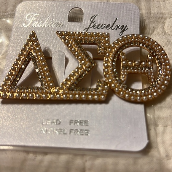 Gold Delta Sigma Theta pin - Picture 2 of 3